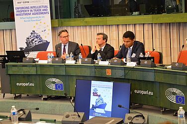 Table ronde finale : Prof. Christophe Geiger (CEIPI) ; M. Pedro Velasco Martins (Commission Européenne) ; M. Daniel Segoin (Ministère des Affaires étrangères français) ;  Mme Julia Reda (Parlement Européen - non visible sur la photo)