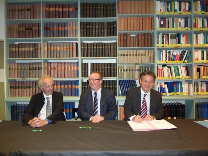 de gauche à droite : Alain Beretz, Président de l'Université de Strasbourg, Martin Ekvad, Président de l’OCVV et Christophe Geiger, Directeur général du CEIPI au moment de la signature de l'accord de coopération