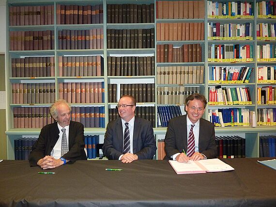 de gauche à droite : Alain Beretz, Président de l'Université de Strasbourg, Martin Ekvad, Président de l’OCVV et Christophe Geiger, Directeur général du CEIPI au moment de la signature de l'accord de coopération
