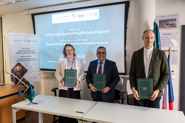 <em>Mme Frédérique Berrod, Présidente de l’Université de Strasbourg, SE M. Khalid ben Abdulaziz Alharfash, Secrétaire du Conseil suprême de la NAUSS et Vice-président aux relations extérieures et M. Yann Basire, Directeur général du Centre d’Etudes Internationales de la Propriété Intellectuelle (CEIPI) de l’Université de Strasbourg</em>