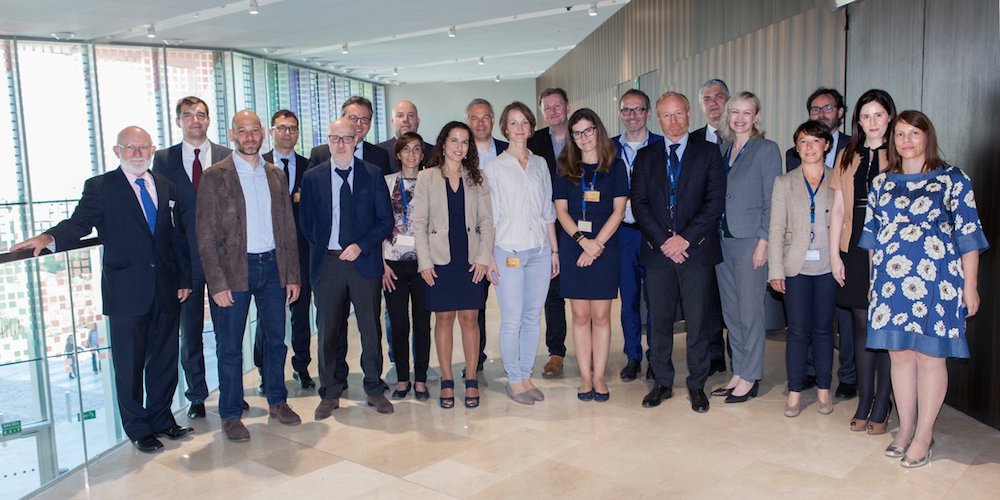 M. António Campinos, Directeur exécutif de l’Office de l’Union européenne pour la Propriété Intellectuelle, accompagné des membres du consortium ; Crédit photo : EUIPO